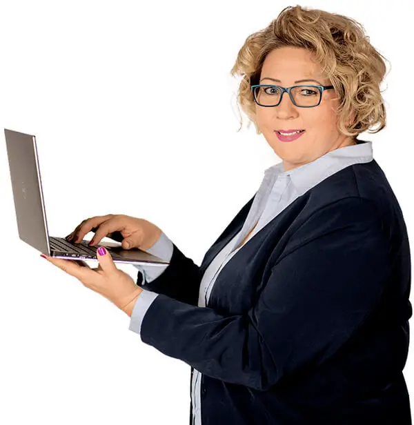 Steuermentorin Simone mit Laptop. Hier lernen Selbständige, ihre Steuern und Buchhaltung selber zu machen